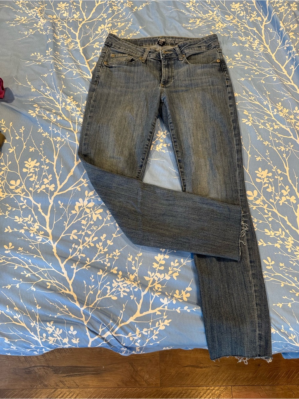 GAP Women's Curvy Skinny Medium-Dark Blue Straight Leg Jeans